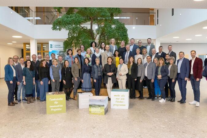Gruppenfoto Vertreterinnen und Vertreter der LEADER-Obleute-Tagung mit Frau Landesrätin Michaela Langer-Weninger Gruppenfoto Vertreterinnen und Vertreter der LEADER-Obleute-Tagung mit Frau Landesrätin Michaela Langer-Weninger