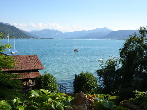 Aussicht von der Villa Paulick auf den Attersee, im Hintergrund die Berge