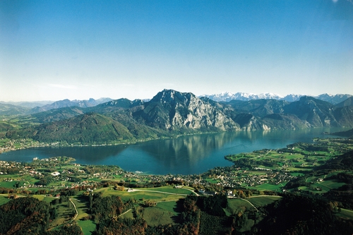 Landschaftsfoto von oben auf die Traunsteinregion 