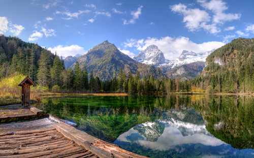 Schiederweiher in Hinterstoder mit Blick auf die Bergwelt des Toten Gebirges