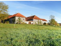 Bauernhaus auf einer Anhöhe mit einer schönen Wiese in der Region Sterngartl Gusental mitten im Mühlviertel