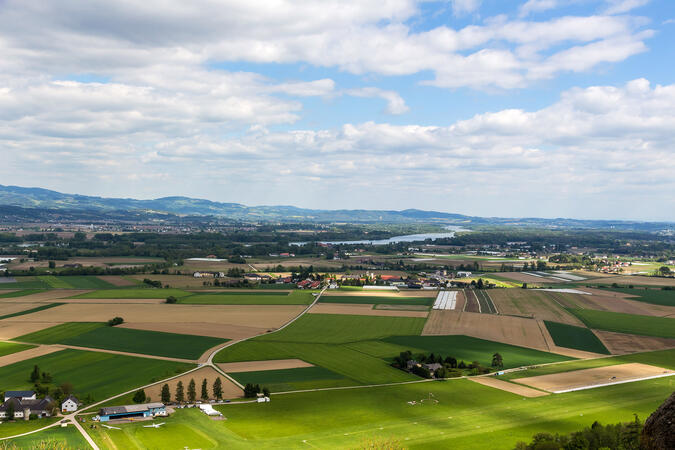 Blick in Landschaft Oberösterreich mit Wiesen und Felder Blick in Landschaft Oberösterreich mit Wiesen und Felder